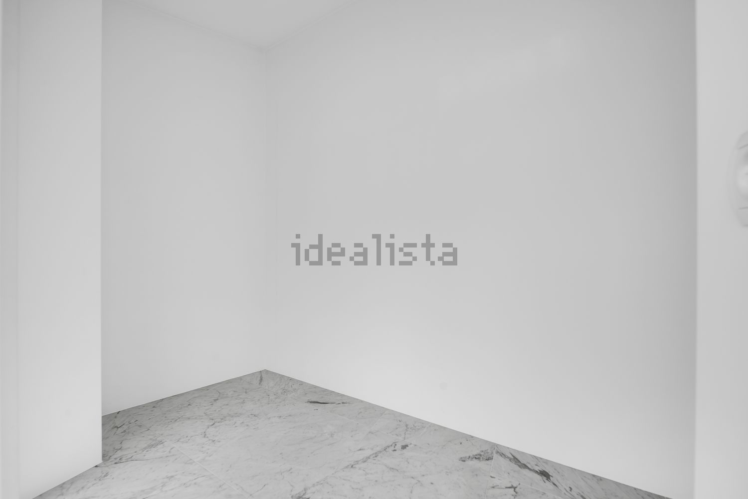 公寓 t4出售在Rua Doutor Brito Câmara - 储藏室