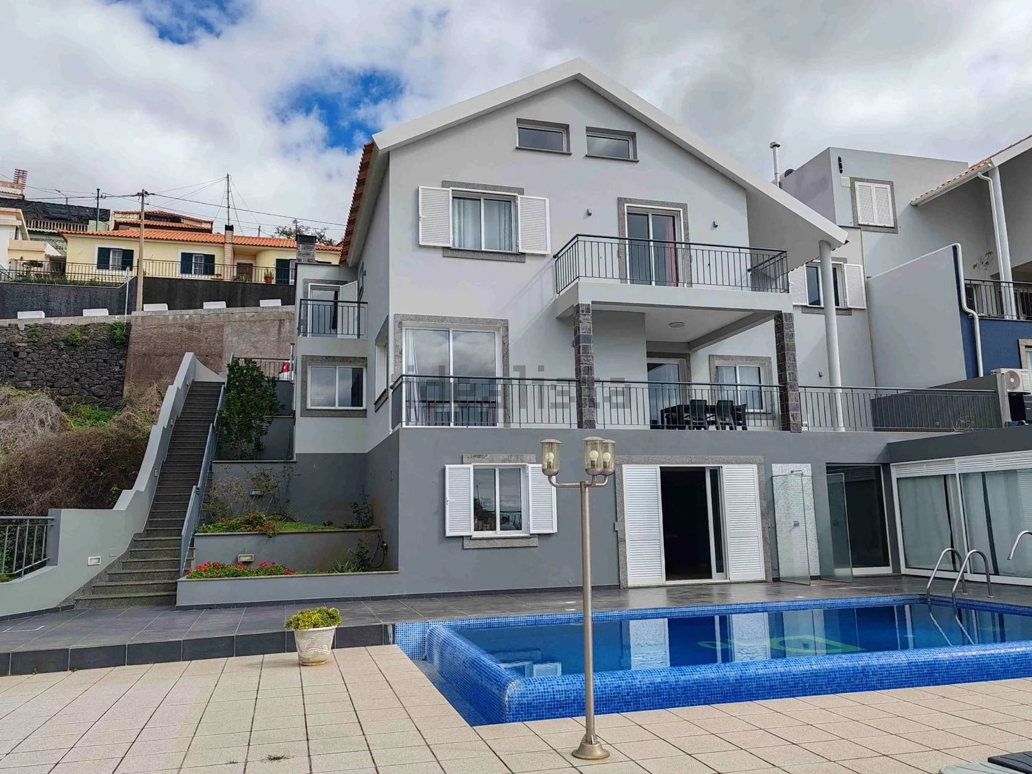 小楼房或独栋别墅出售在Ribeira Brava - 游泳池