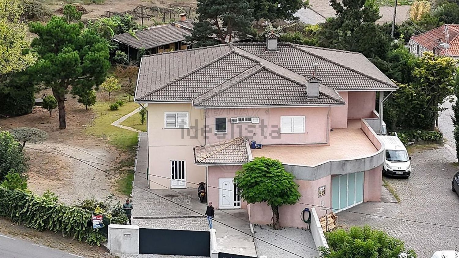 小楼房或独栋别墅出售在Rua do Lenteiro - 外立面