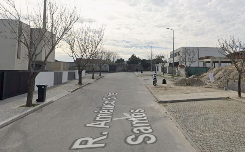 小楼房或独栋别墅出售在Rua Américo Silva Santos s/n