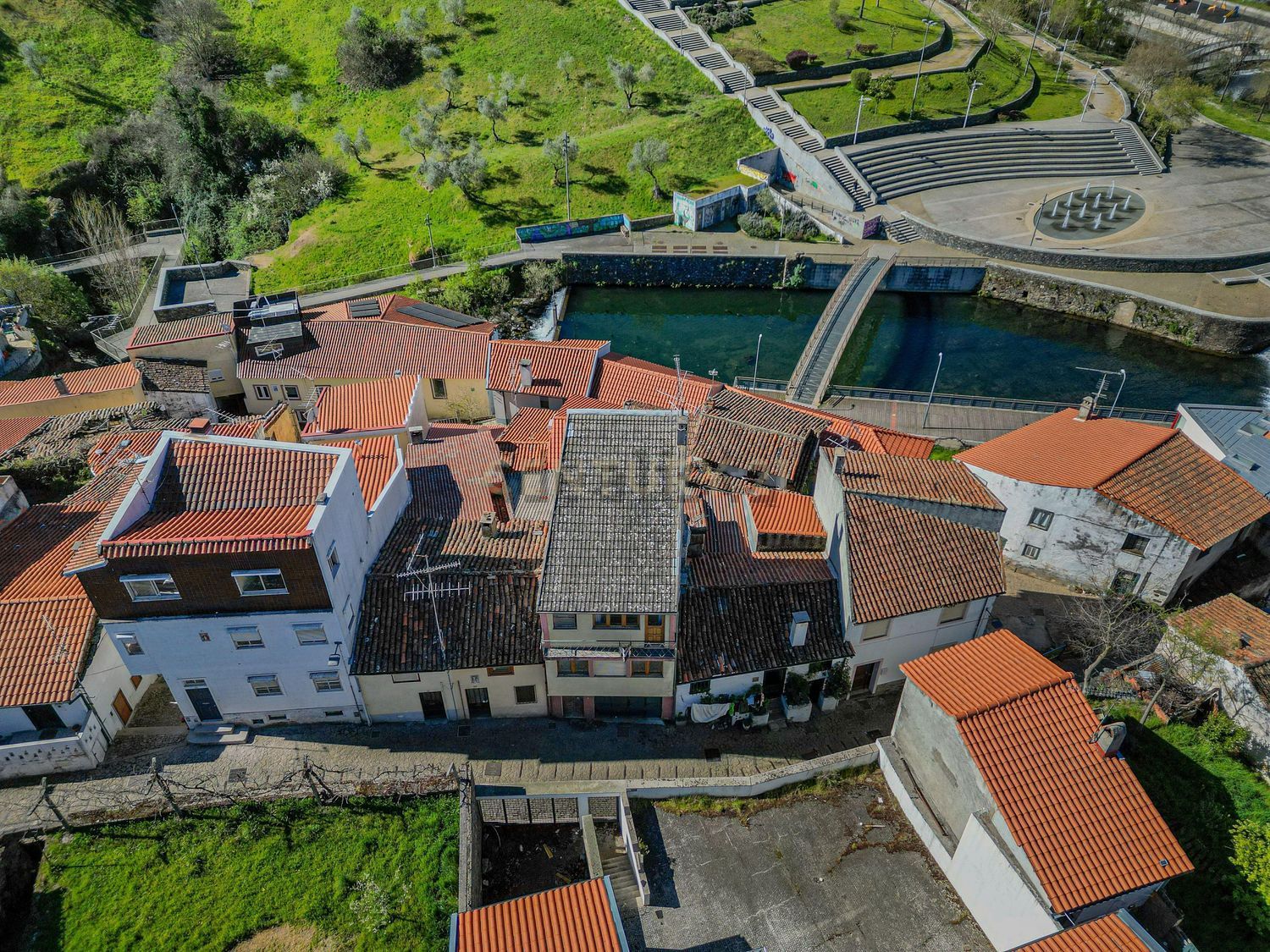 小楼房或独栋别墅出售在Sé - Santa Maria - Meixedo - 游泳池