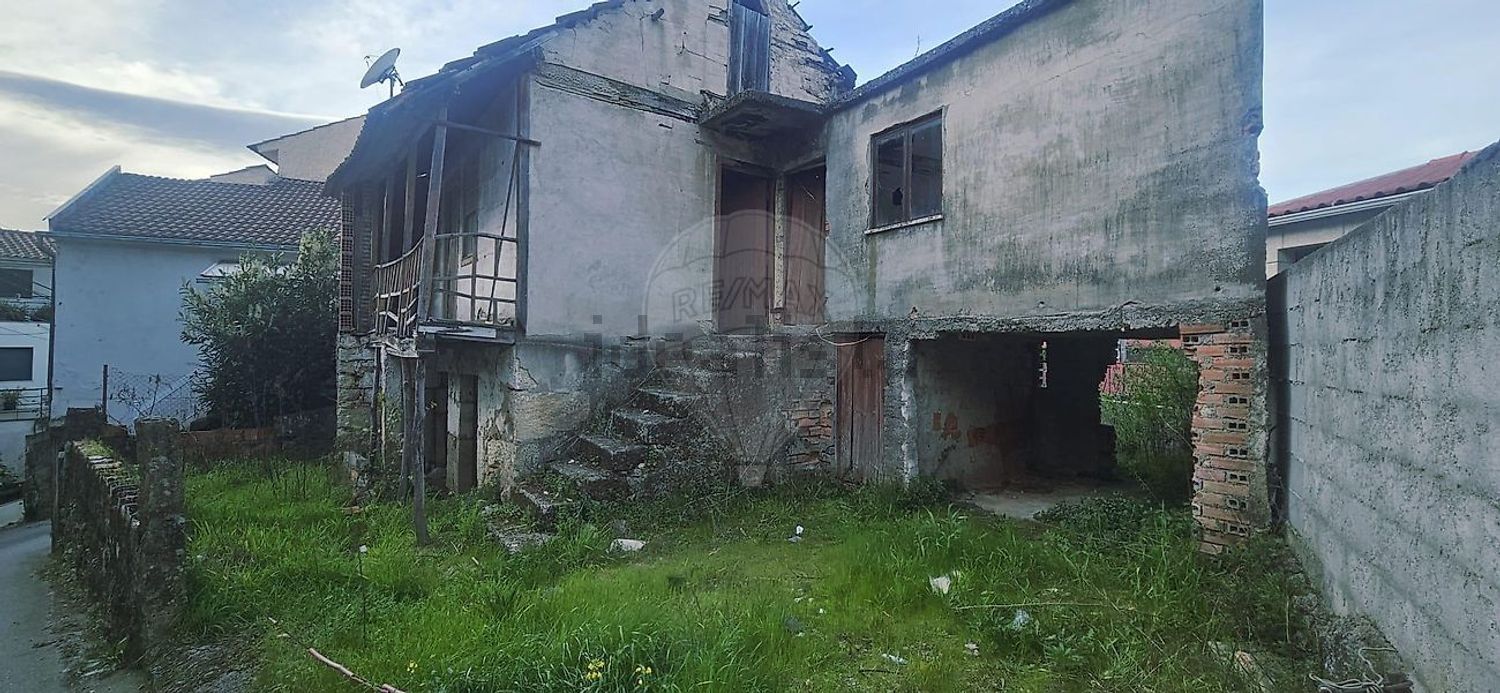 小楼房或独栋别墅出售在Rua Direita - 外立面