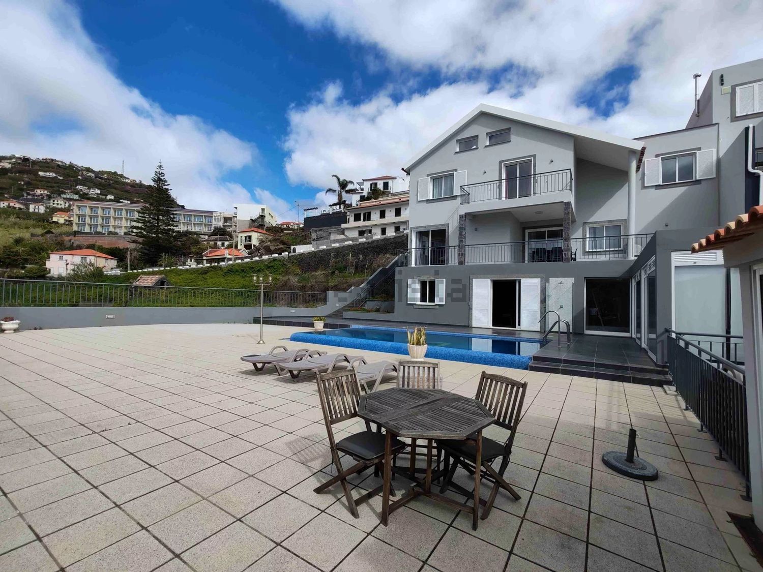 小楼房或独栋别墅出售在Ribeira Brava - 游泳池