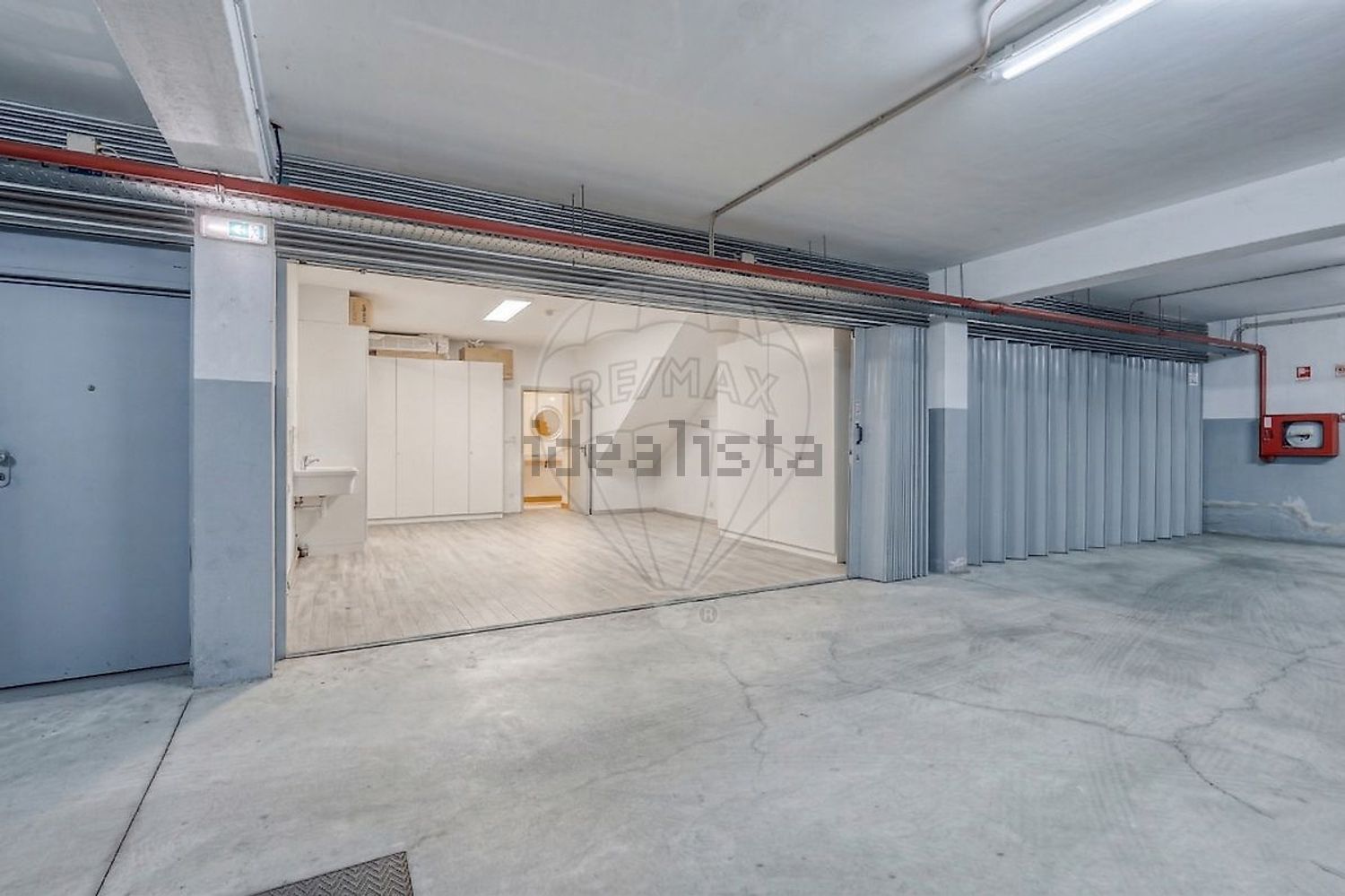 小楼房或独栋别墅出售在Rua Monte Penedo - 停车位