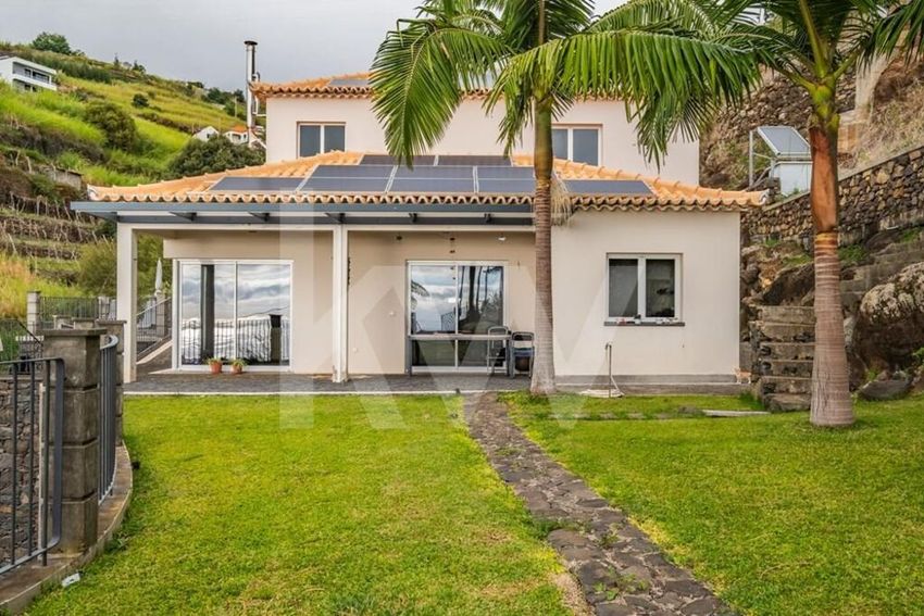 小楼房或独栋别墅出售在Calheta
