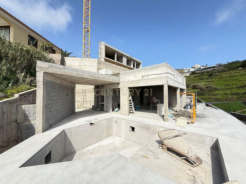 小楼房或独栋别墅出售在Estreito da Calheta