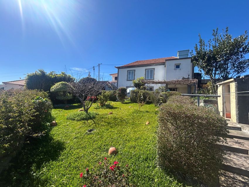 小楼房或独栋别墅出售在Calheta