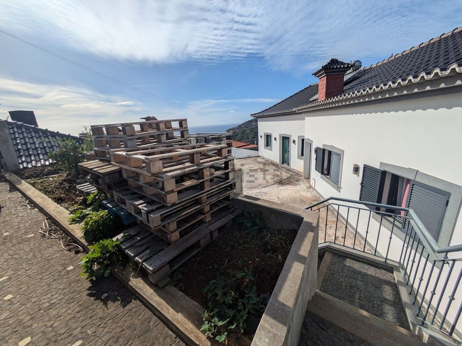 小楼房或独栋别墅出售在Estrada do Moreno, 172 - 外立面