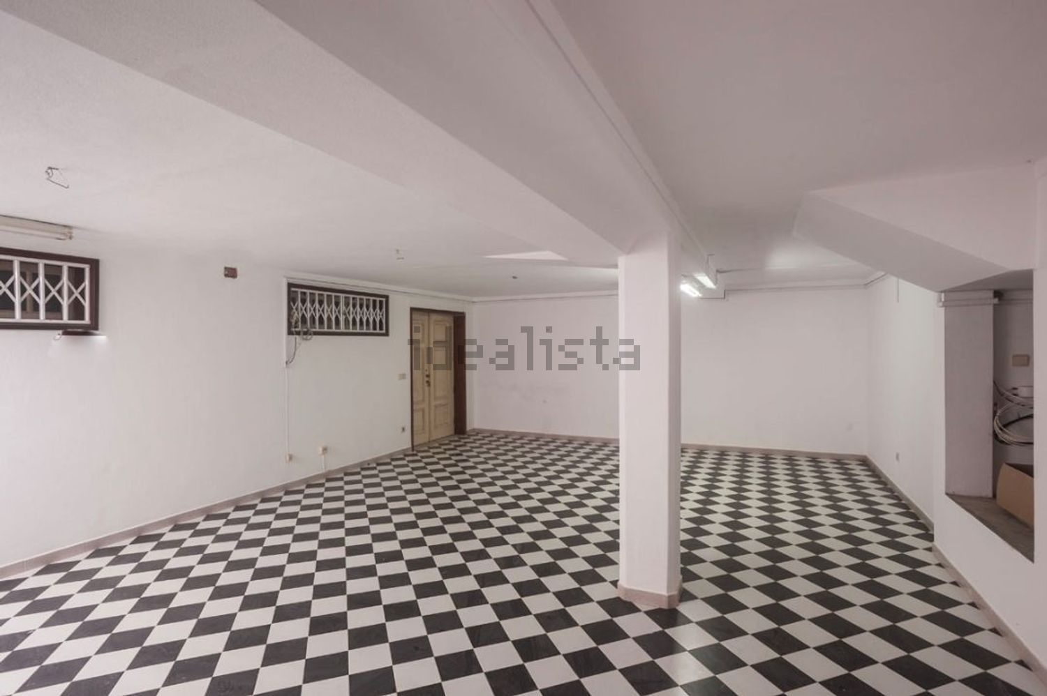 小楼房或独栋别墅出售在Rua de Salgueiros, 485 - 地下室