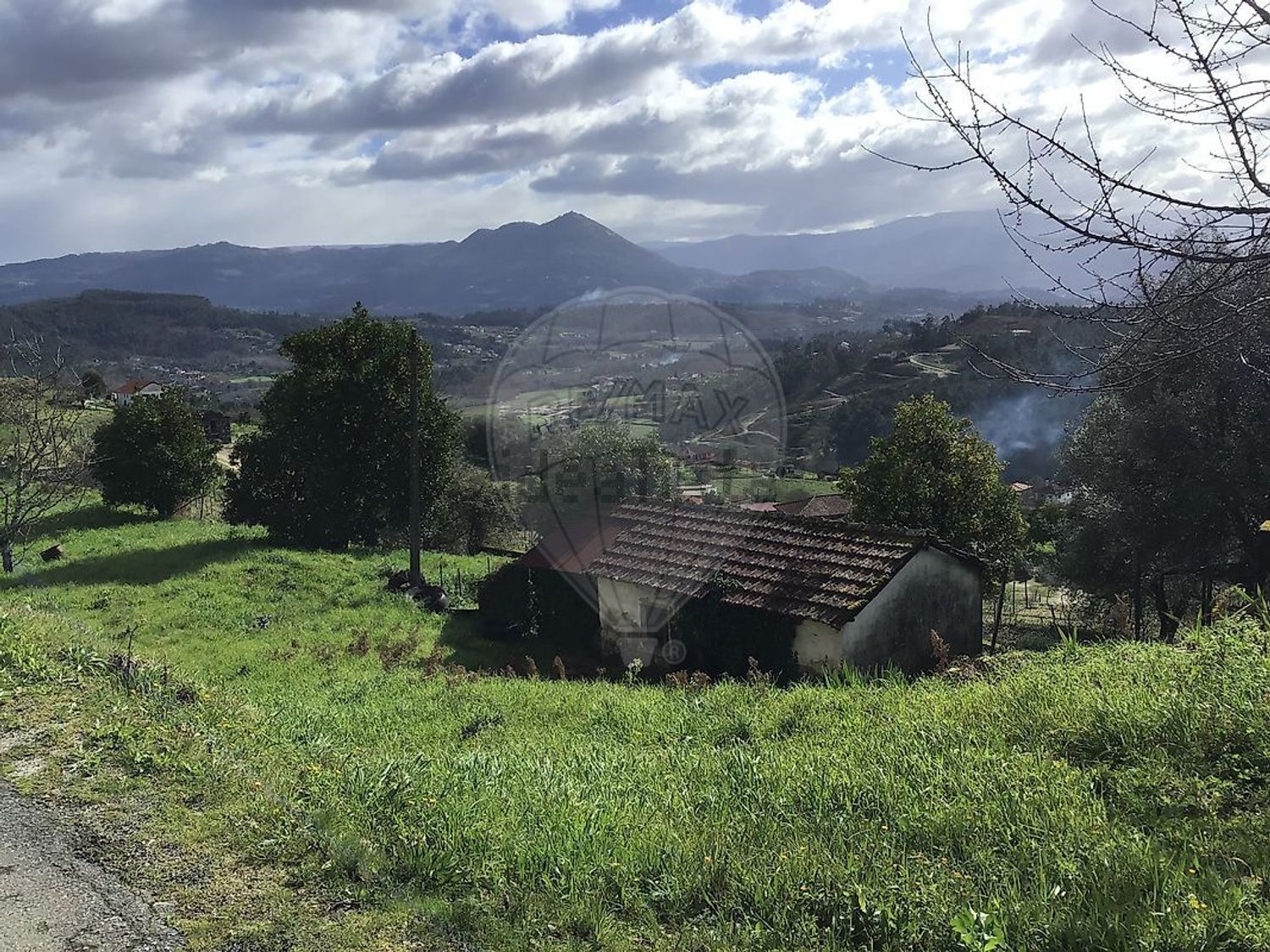 小楼房或独栋别墅出售在Vale de Bouro - 视线