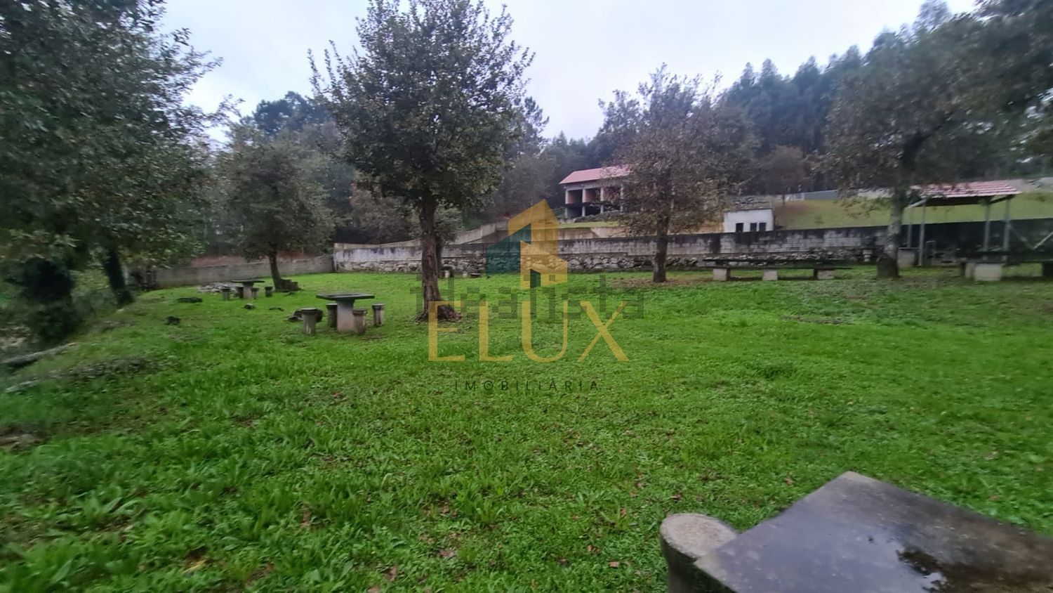 小楼房或独栋别墅出售在 Margaride (Santa Eulália) - Várzea - Lagares - Varziela - Moure - 花园