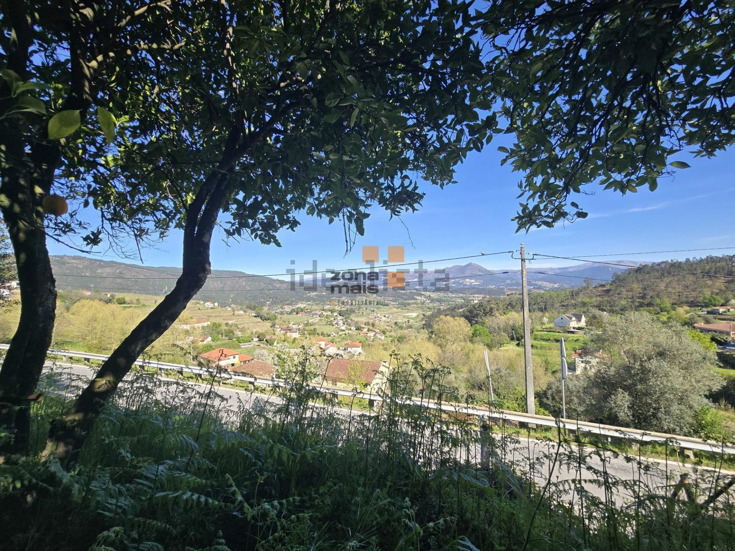 小楼房或独栋别墅出售在Vale de Bouro - 视线