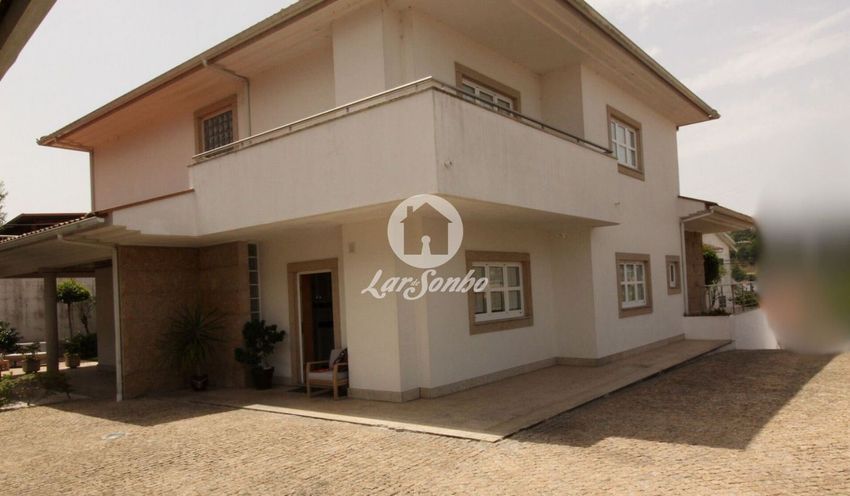 小楼房或独栋别墅出售在Fafe