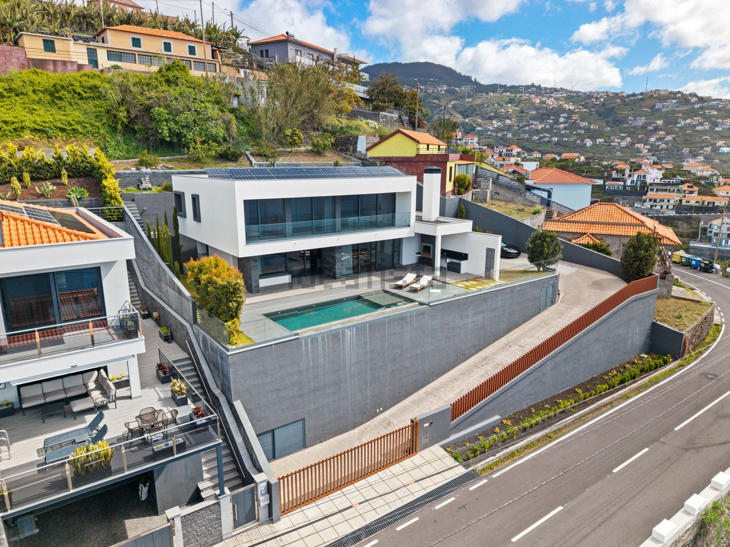 小楼房或独栋别墅出售Er222 - 游泳池