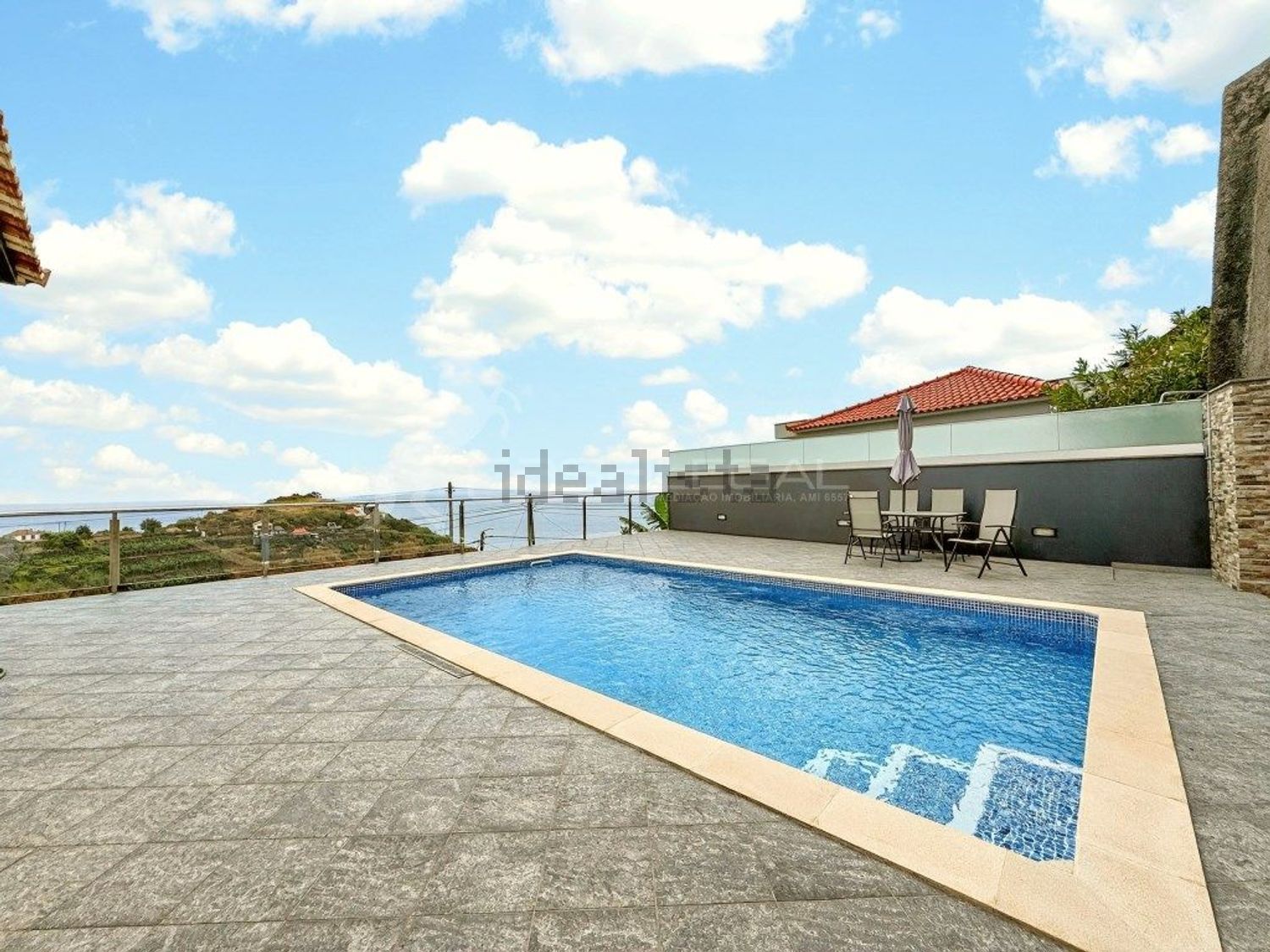 小楼房或独栋别墅出售在Ribeira Brava - 游泳池