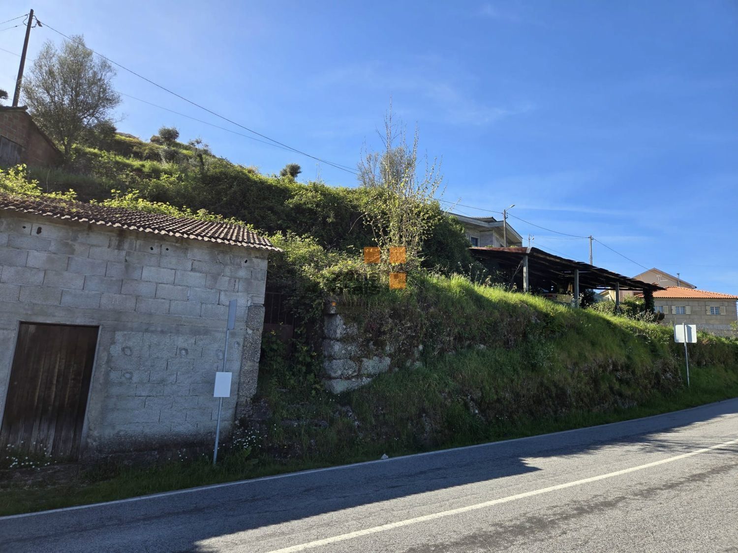 小楼房或独栋别墅出售在Vale de Bouro - 外立面