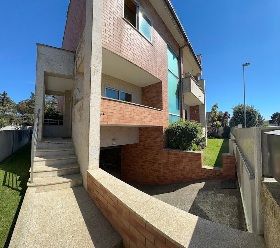 小楼房或独栋别墅出售在Travessa João Paulo II