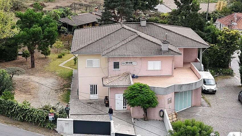 小楼房或独栋别墅出售在Rua do Lenteiro