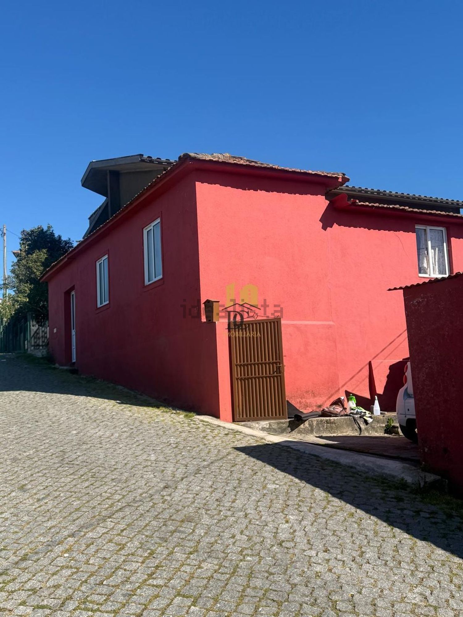 小楼房或独栋别墅出售在Ribeirão - 外立面
