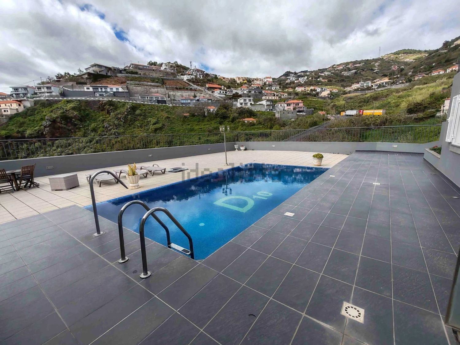 小楼房或独栋别墅出售在Ribeira Brava - 游泳池