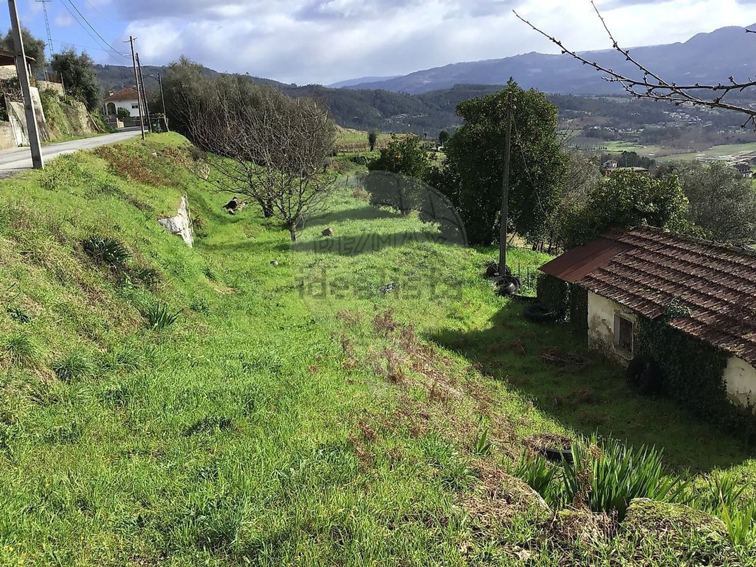 小楼房或独栋别墅出售在Vale de Bouro - 花园