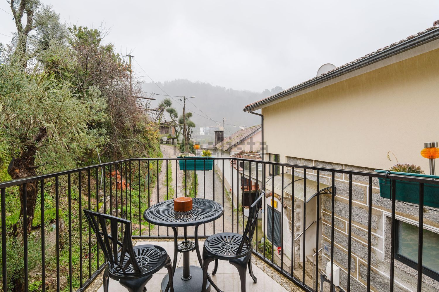 小楼房或独栋别墅出售在Rua de Crasto, 280 - 阳台