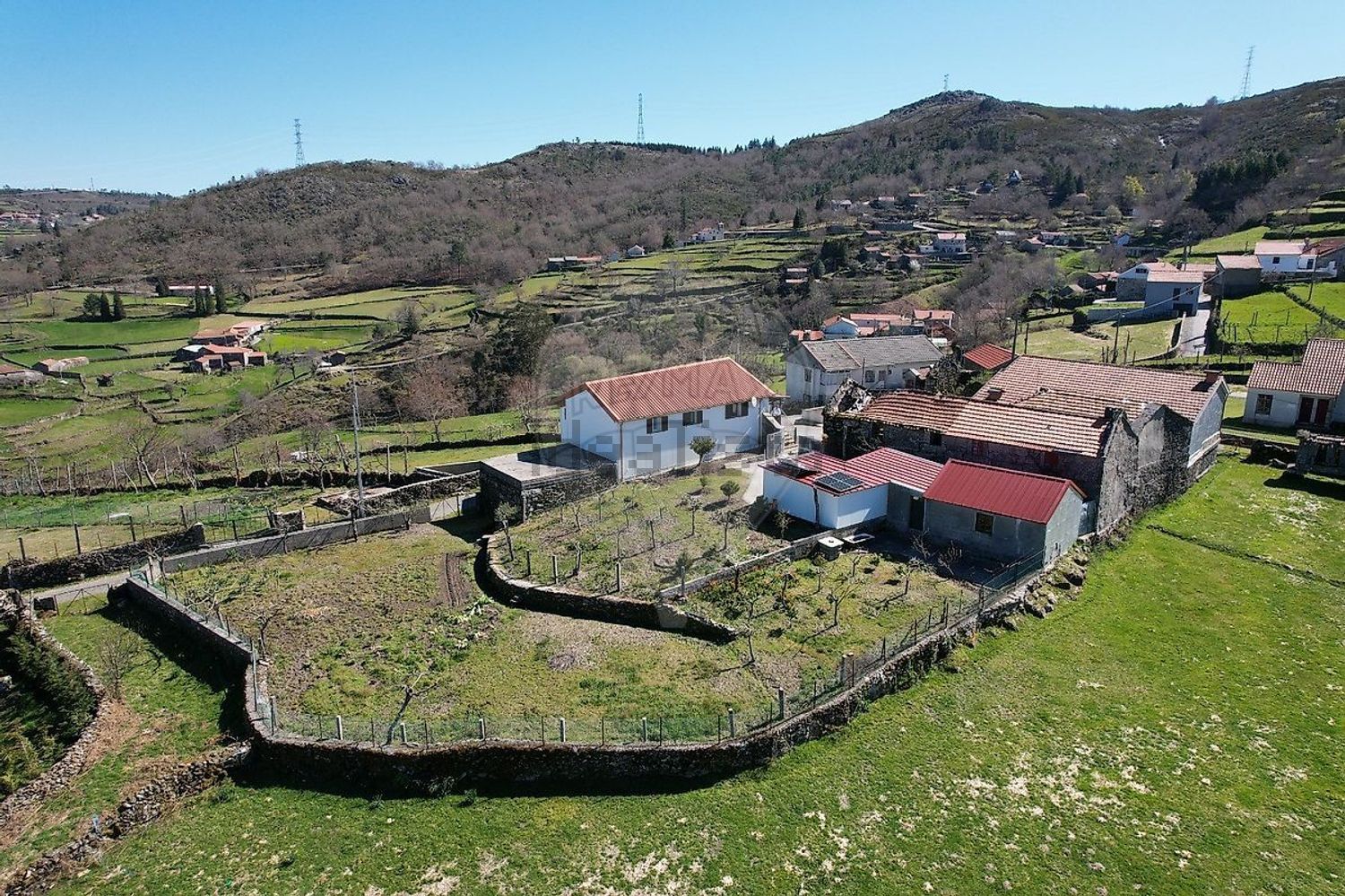 小楼房或独栋别墅出售在Avenida de São Miguel - 视线