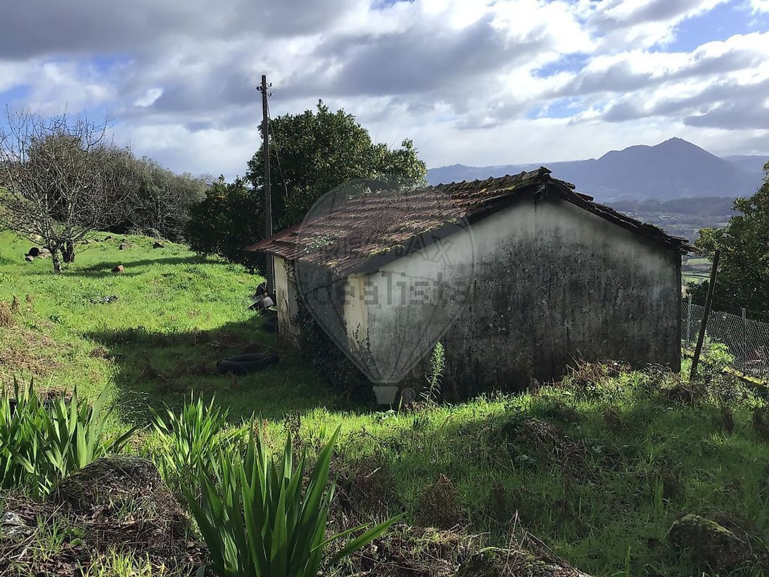 小楼房或独栋别墅出售在Vale de Bouro - 花园