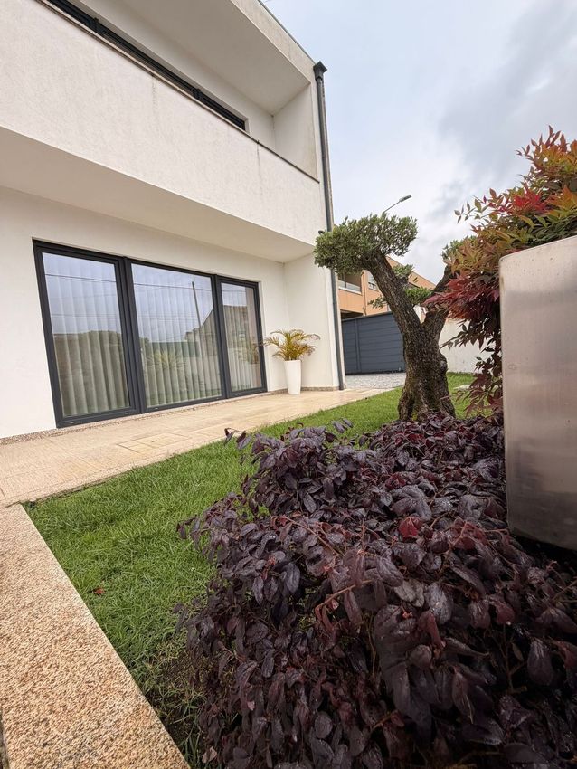 小楼房或独栋别墅出售在Rua do Outeiro, 473