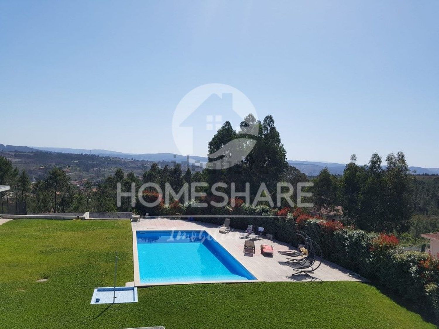 小楼房或独栋别墅出售在 Recarei - 游泳池