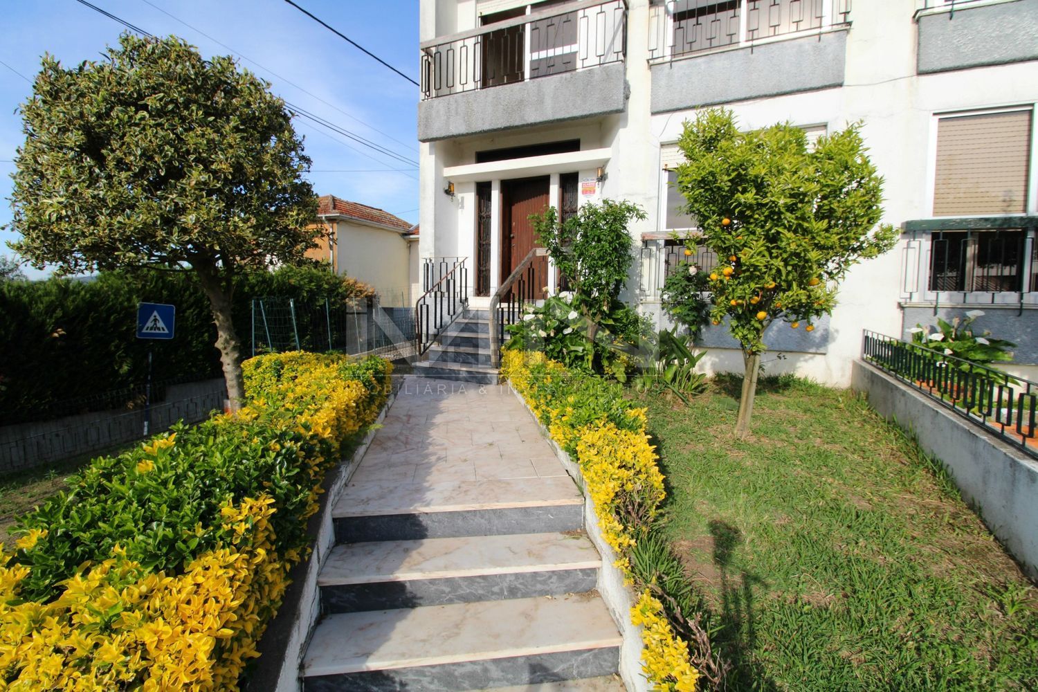 小楼房或独栋别墅出售在Rua da Igreja, 47 - 阳台