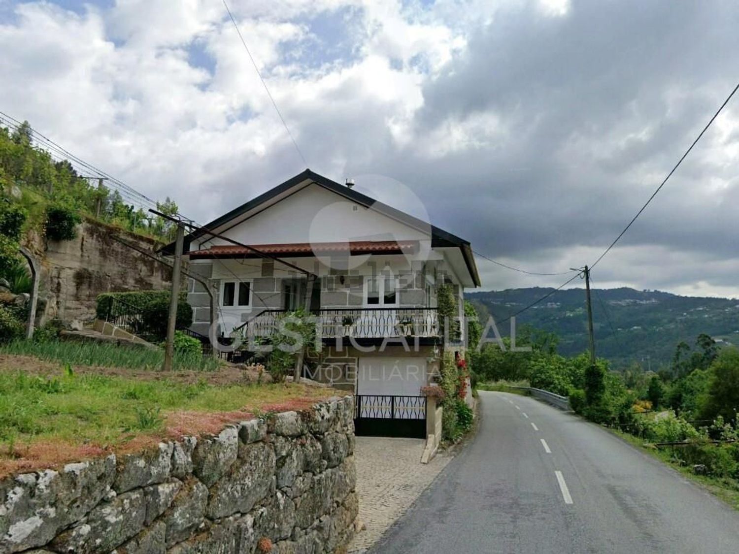 小楼房或独栋别墅出售在 Sande e São Lourenço - 外立面
