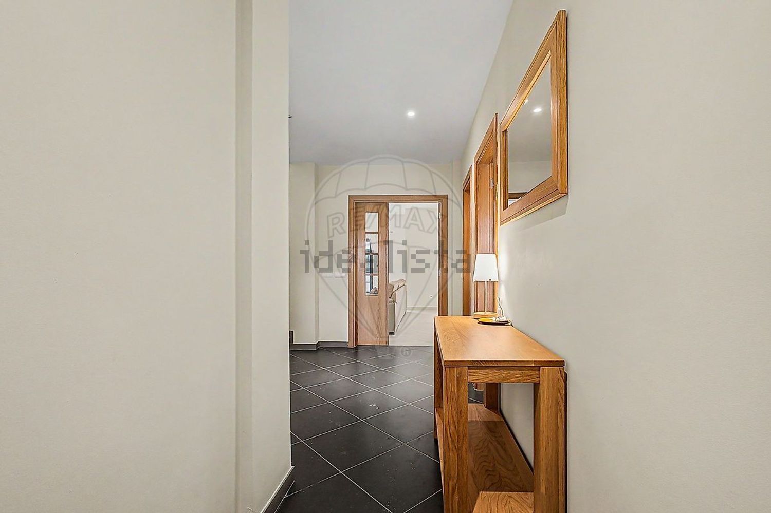 小楼房或独栋别墅出售在Rua Almeida Garrett - 过道