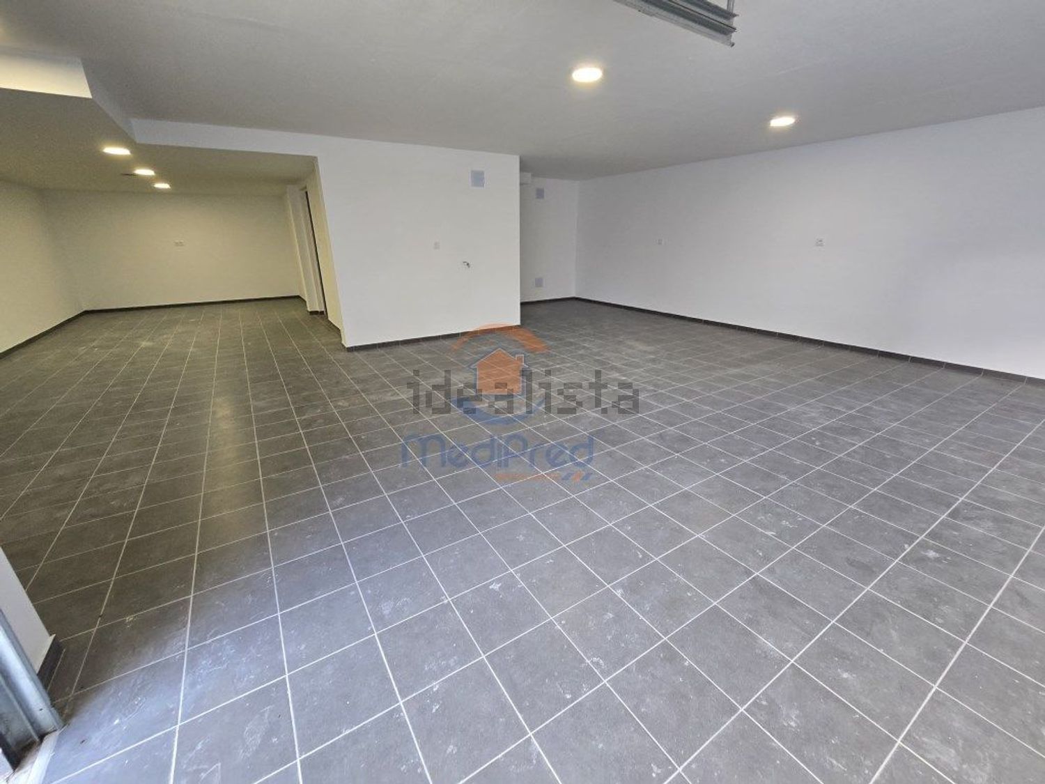 小楼房或独栋别墅出售在 Pontinha e Famões - 停车位