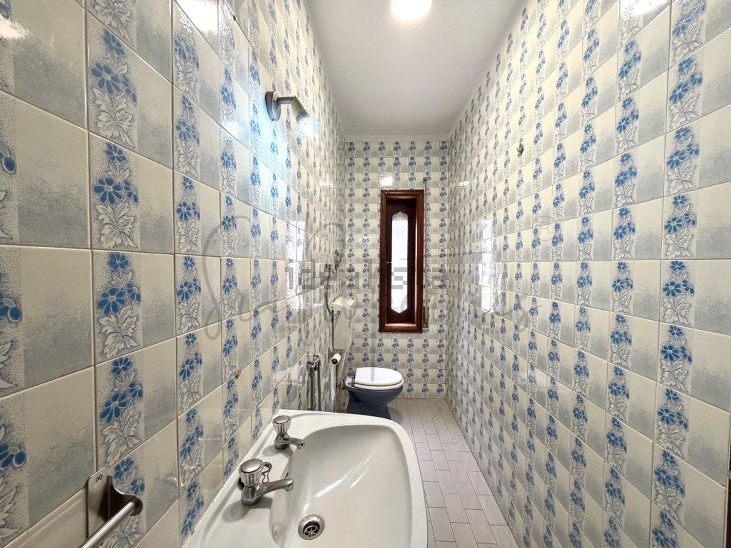 小楼房或独栋别墅出售在 Vila Nova da Telha - 卫生间