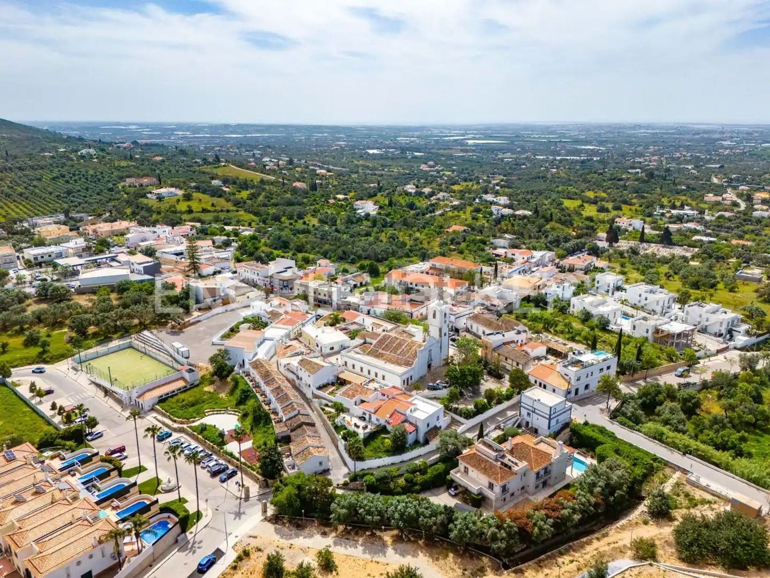 小楼房或独栋别墅出售在 Santa bárbara de nexe - 照片