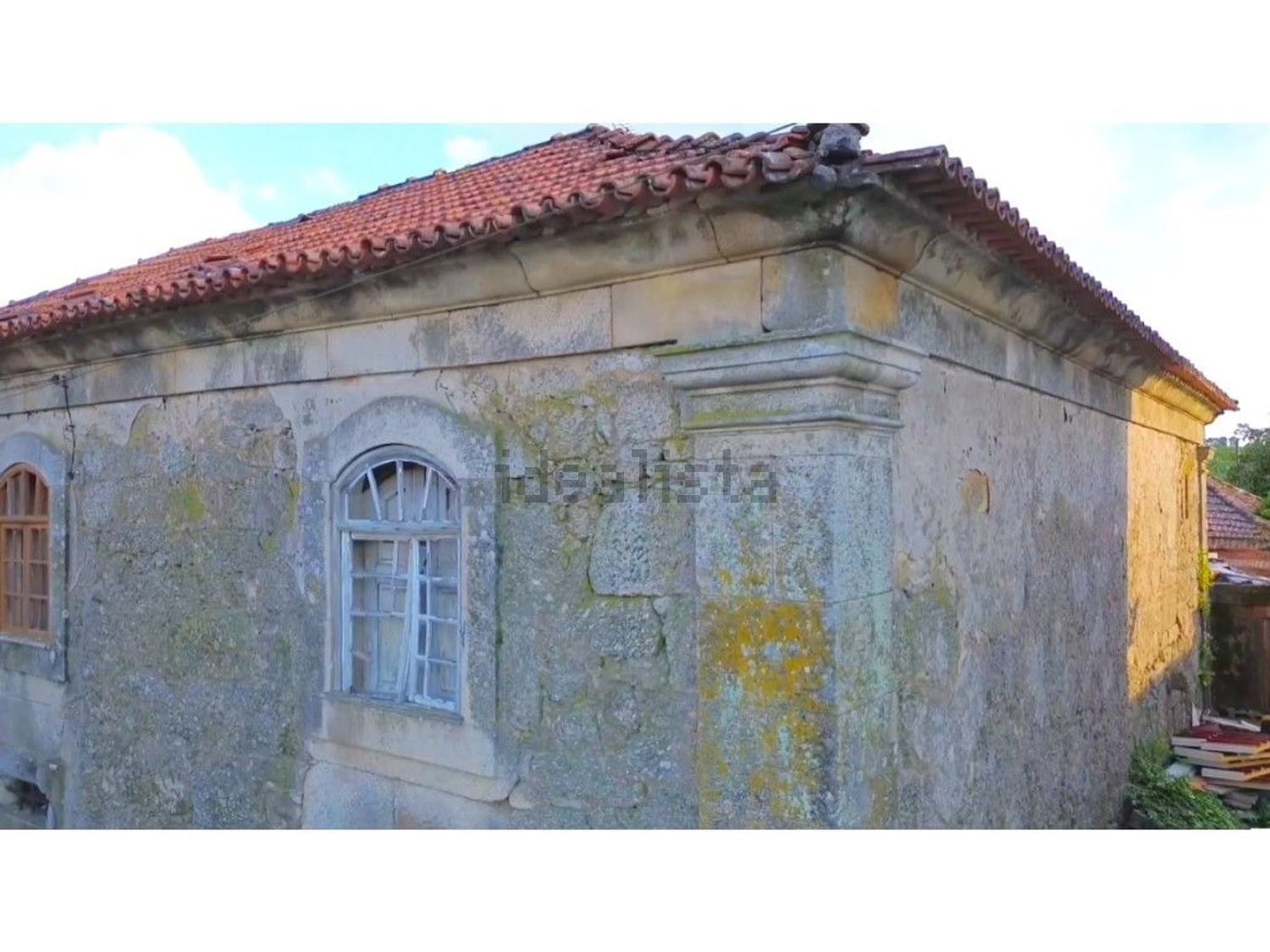小楼房或独栋别墅出售在 Vila Nova de Paiva - 外立面