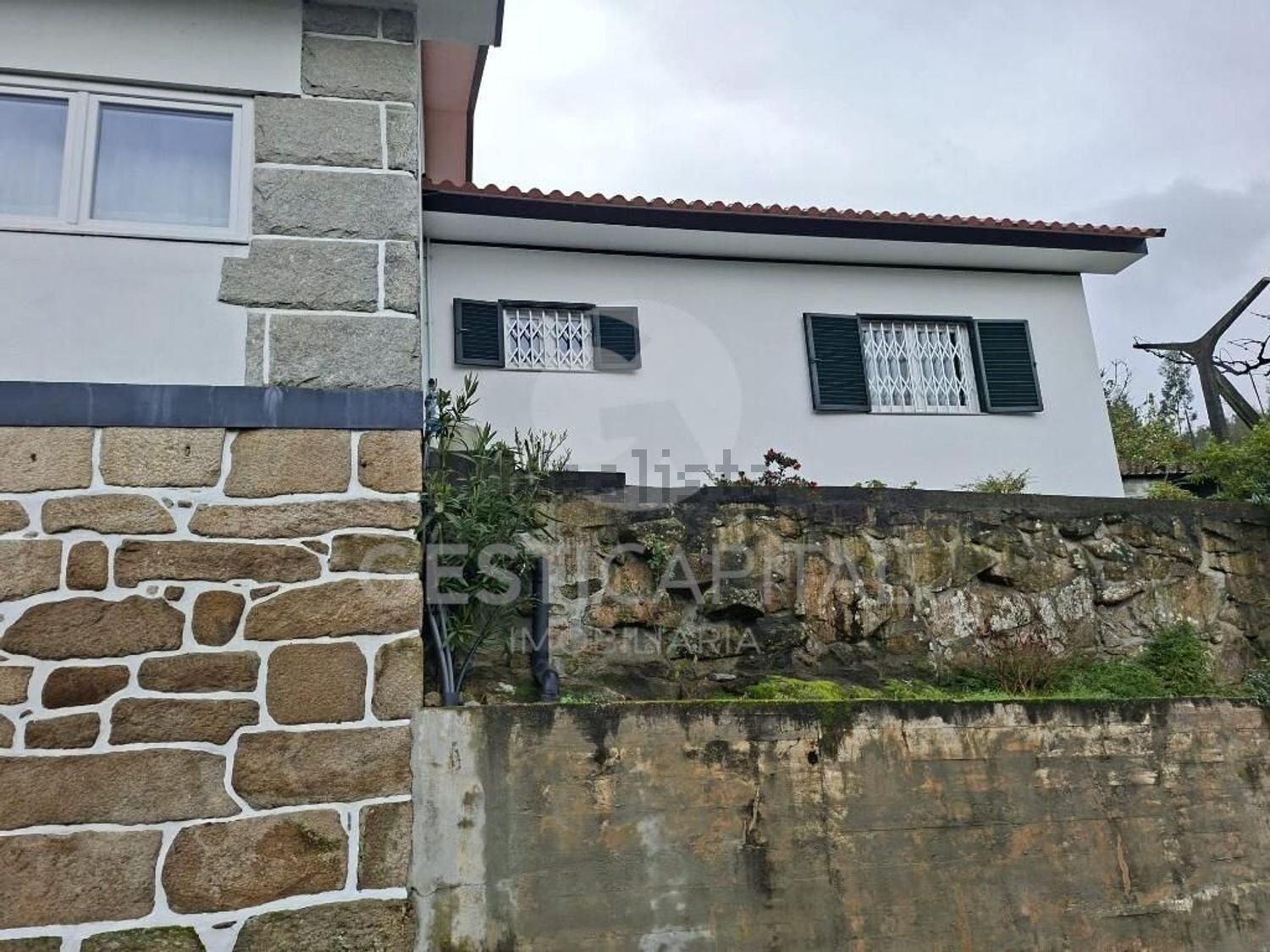 小楼房或独栋别墅出售在 Sande e São Lourenço - 外立面