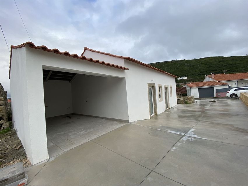 小楼房或独栋别墅出售在 Alqueidão da Serra