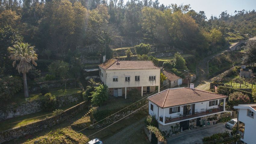 小楼房或独栋别墅出售在 Lugar do Couto