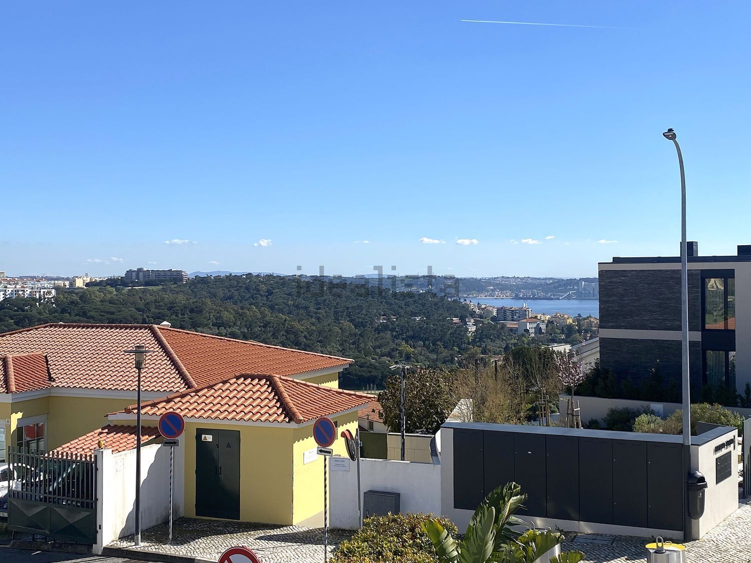 小楼房或独栋别墅出售在Rua Almada Negreiros, 8 - 外立面
