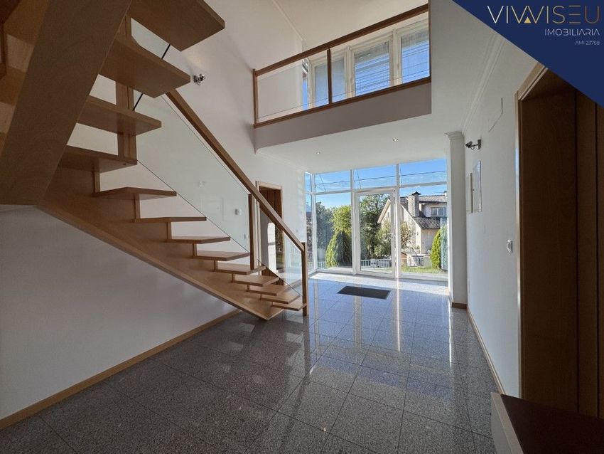小楼房或独栋别墅出售在 Ladeira Santa Bárbara, 26