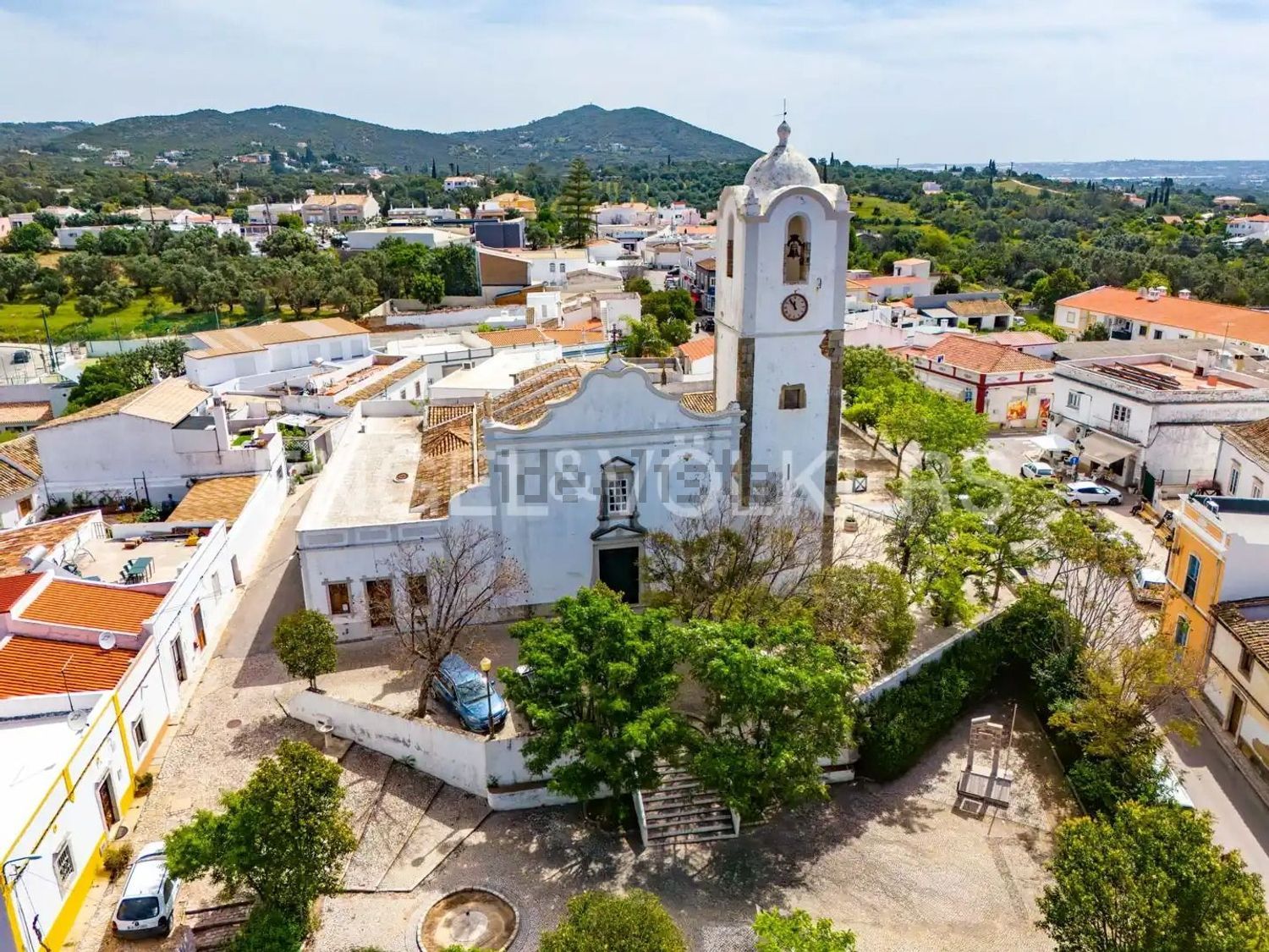 小楼房或独栋别墅出售在 Santa bárbara de nexe - 照片