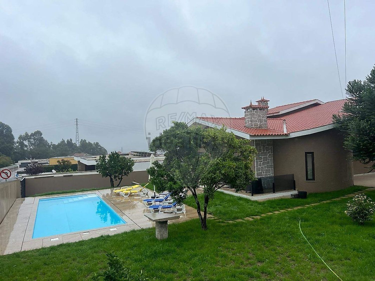 小楼房或独栋别墅出售在 N103 - 游泳池