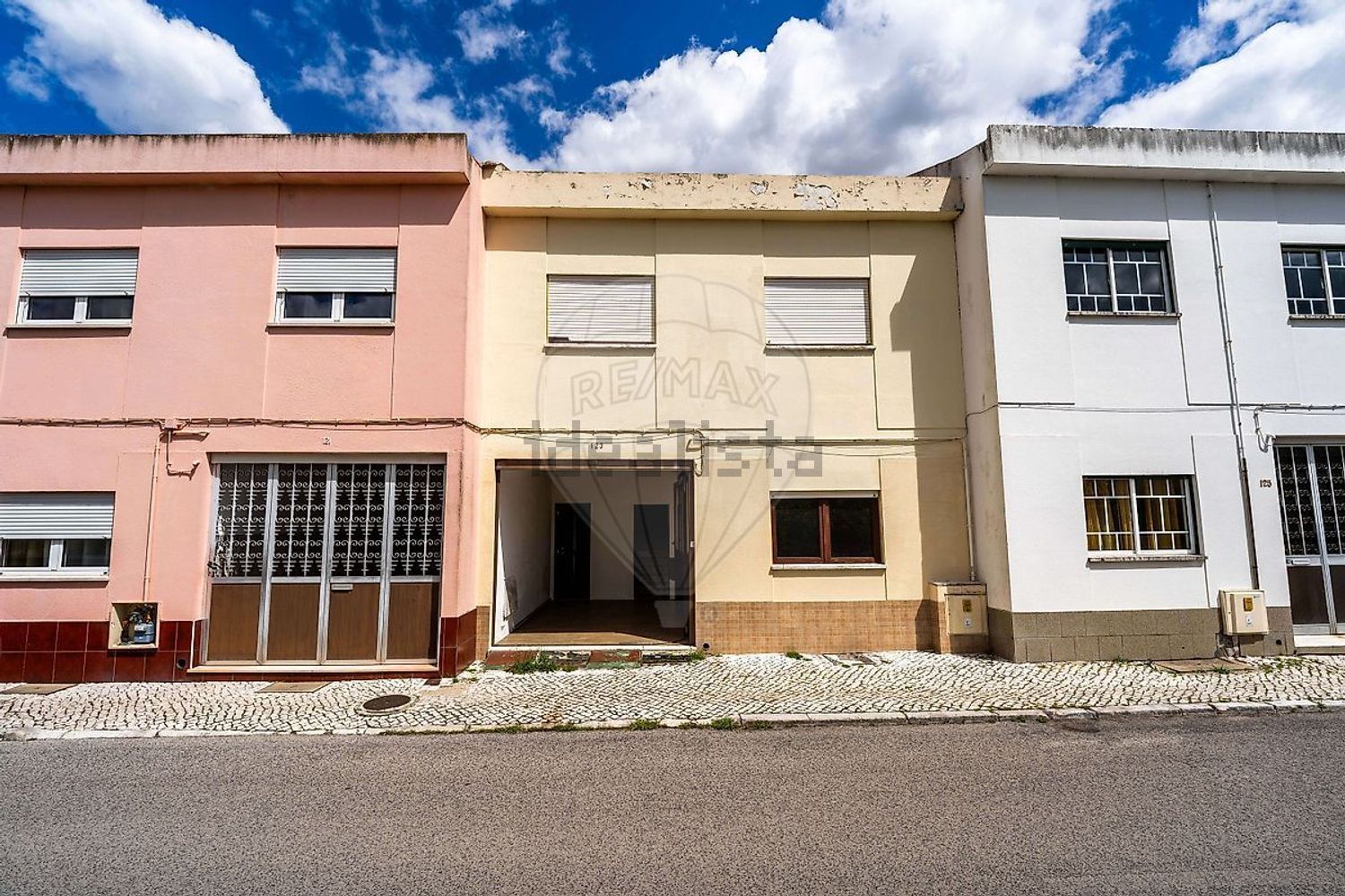小楼房或独栋别墅出售在Rua de Angola - 外立面