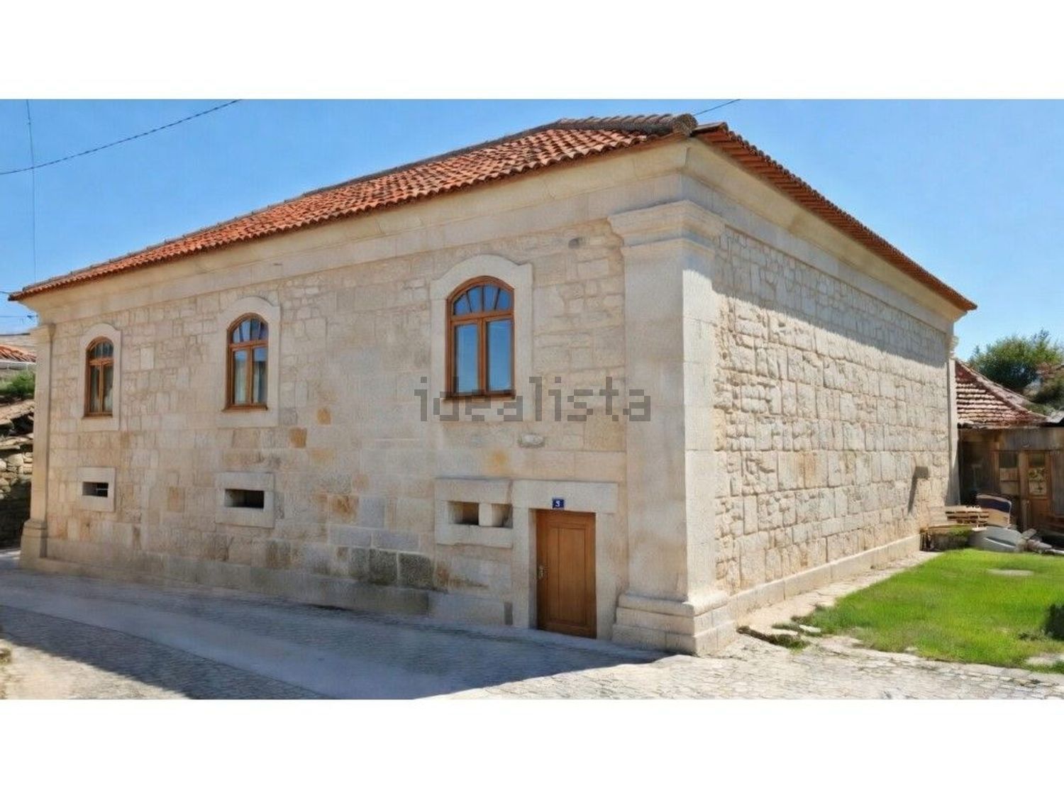 小楼房或独栋别墅出售在 Vila Nova de Paiva - 外立面