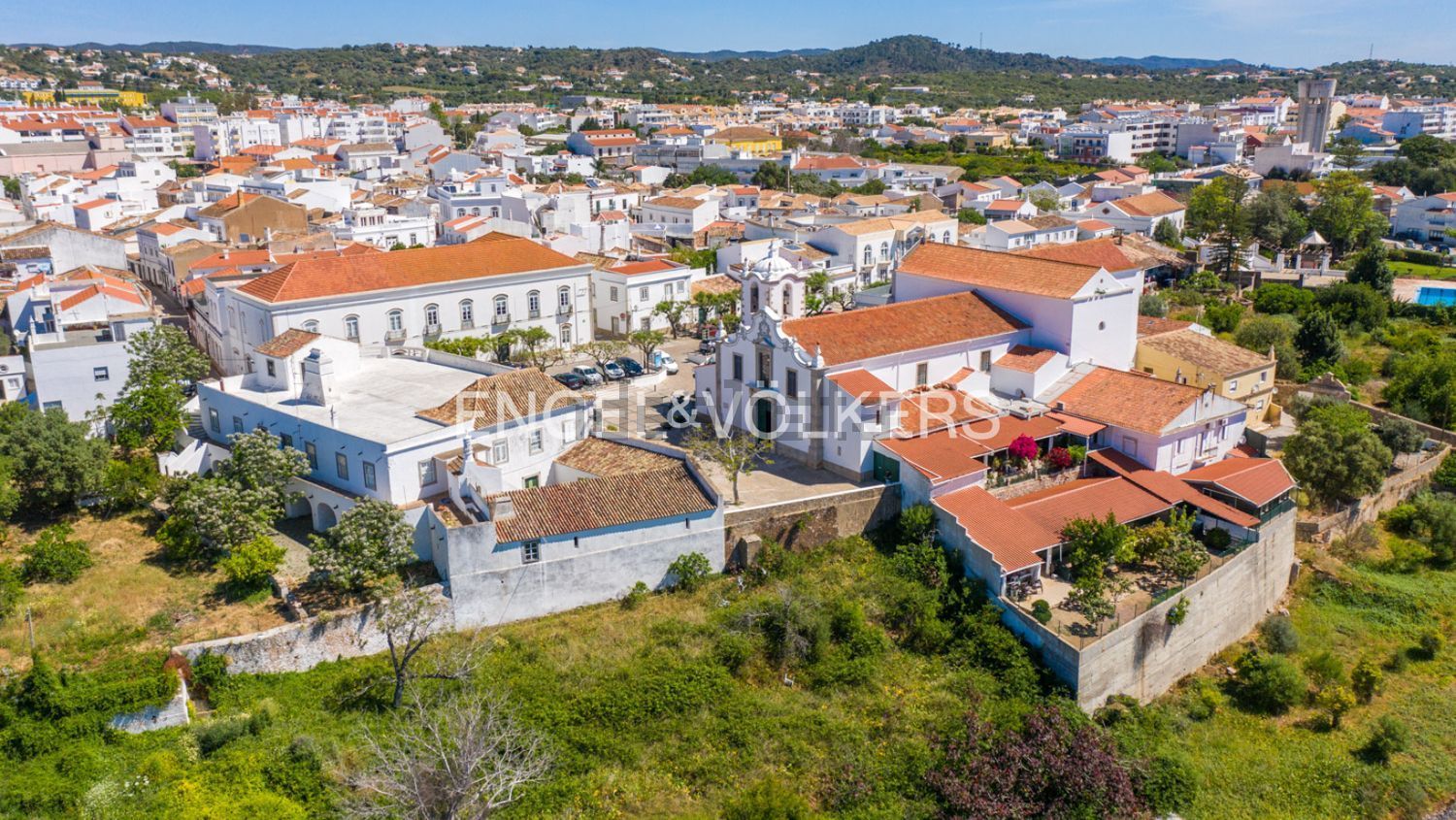 小楼房或独栋别墅出售在 Santa bárbara de nexe - 照片