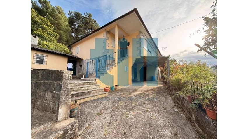 小楼房或独栋别墅出售在 Vila Pouca de Aguiar