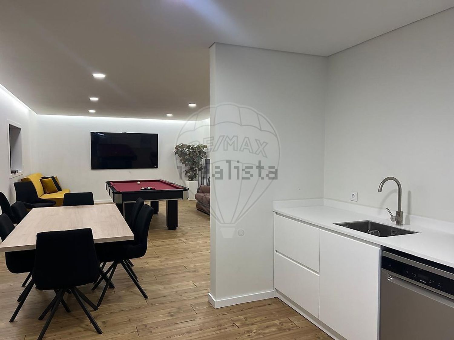 小楼房或独栋别墅出售在 N103 - 客厅