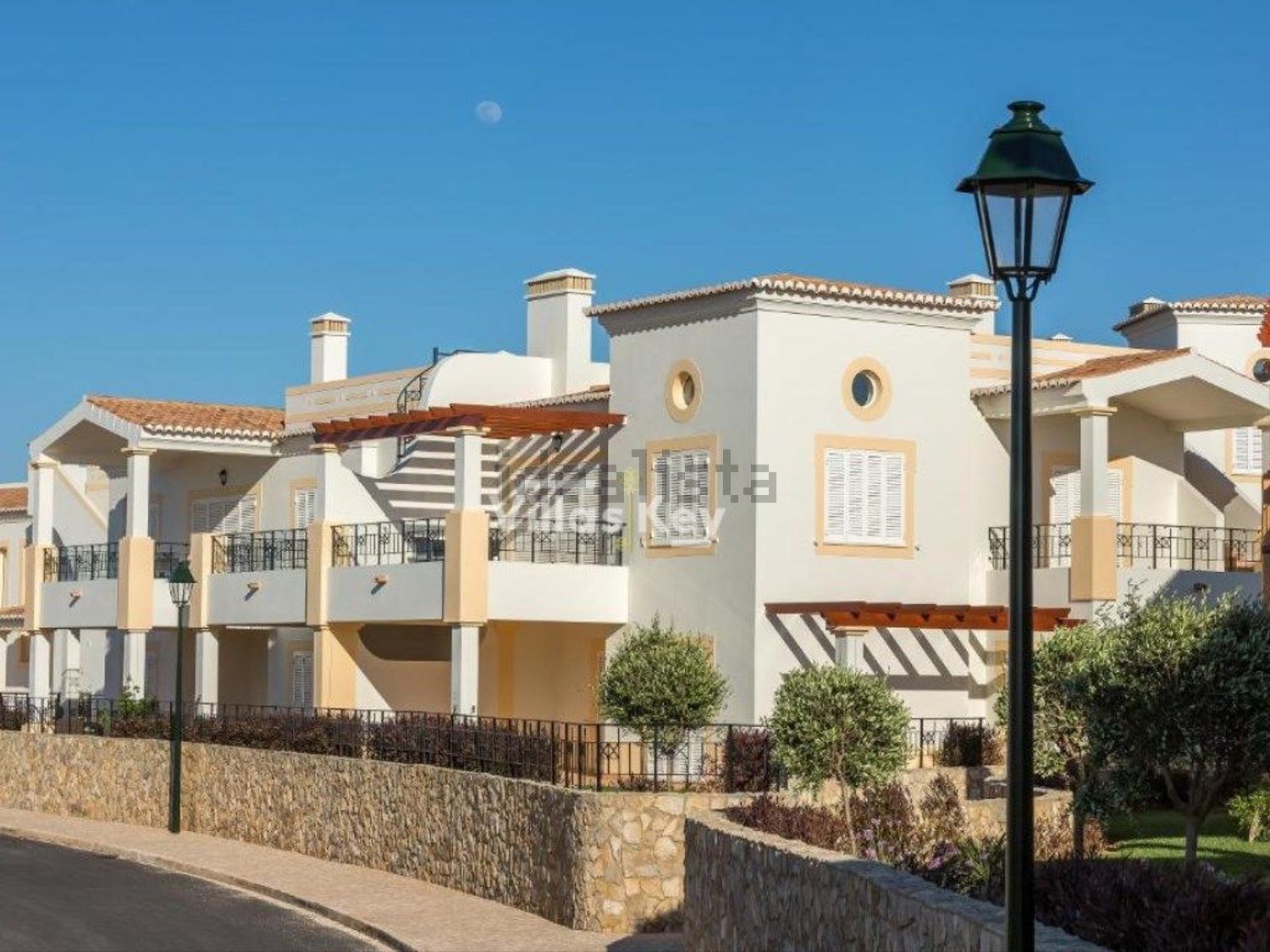 小楼房或独栋别墅出售在Bairro Social Encosta do Sol - 外立面